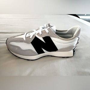 New Balance 327 sneakers youth 6.5 (women’s 8 equivalent). Never been worn.